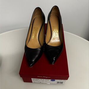 Salvatore Ferragamo Fiore 70 Black leather Pumps